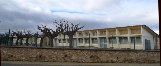 Vue d’ensemble de l’école depuis la rue.