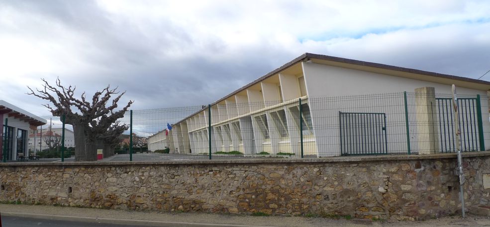 Vue d’ensemble de l’école depuis la rue. Façade latérale.