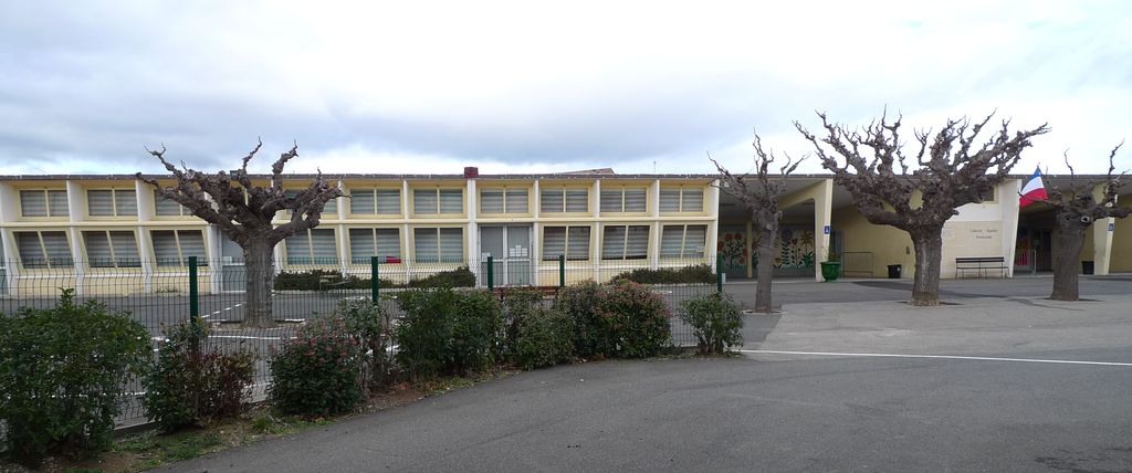 Vue d’ensemble de la façade sur la cour.