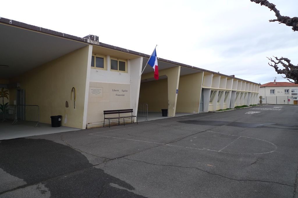 Façade sur la cour. Les deux préaux séparant l’école des filles de l’école des garçons.