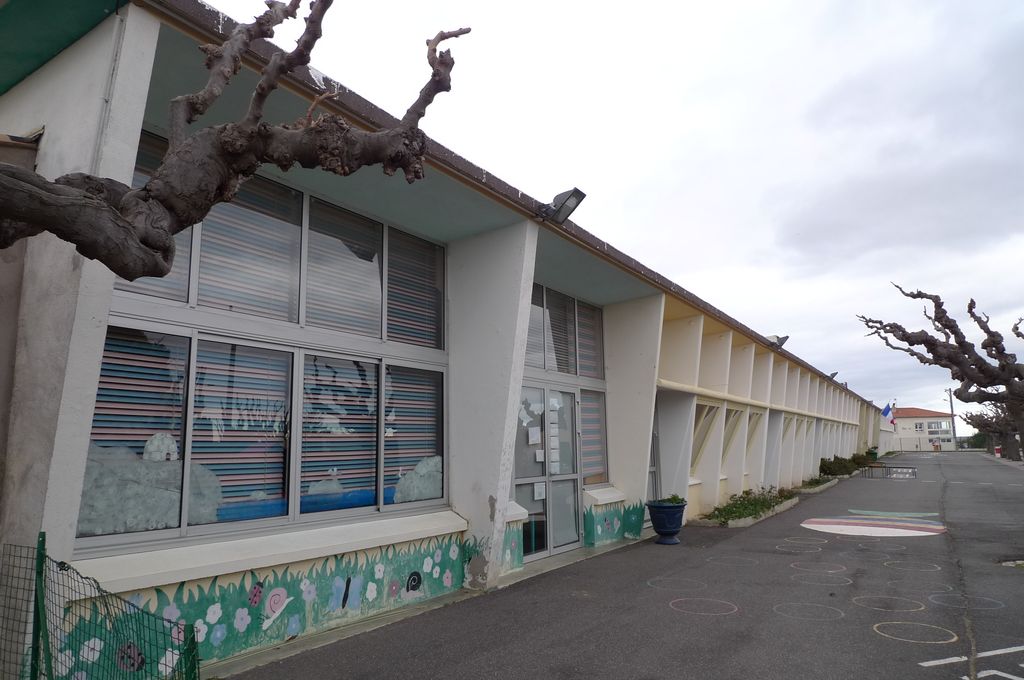 Façade sur la cour : école maternelle dont le préau a été fermé pour gagner une classe.