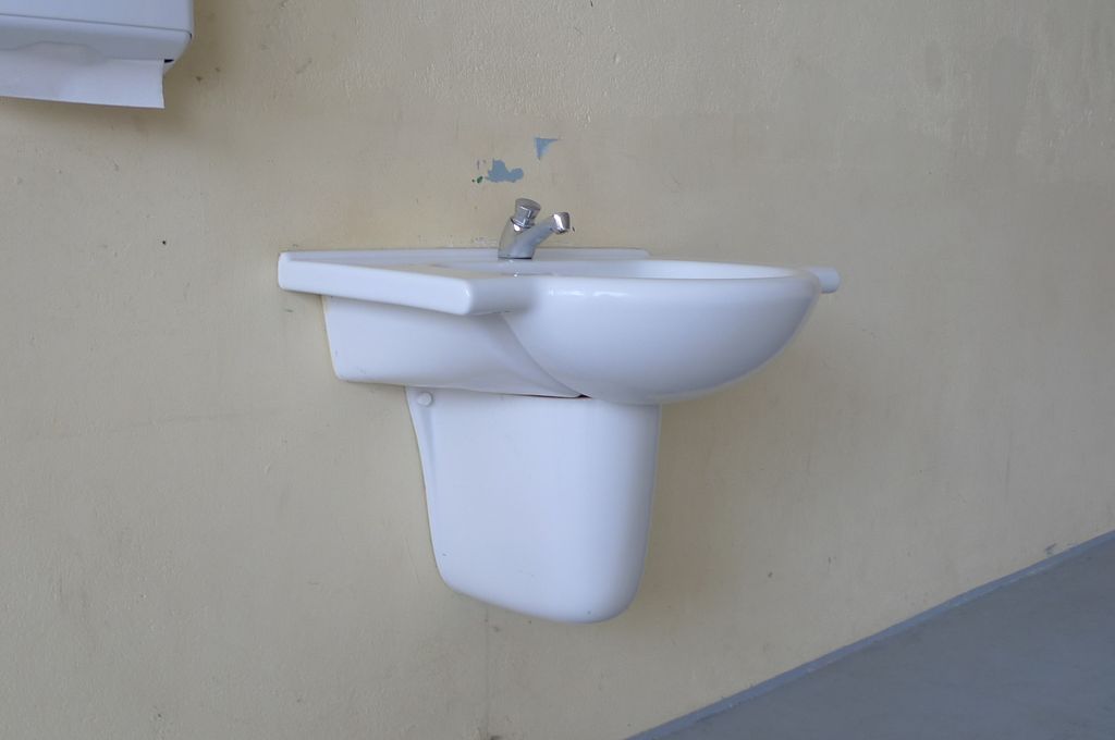 Préau. Lavabo.