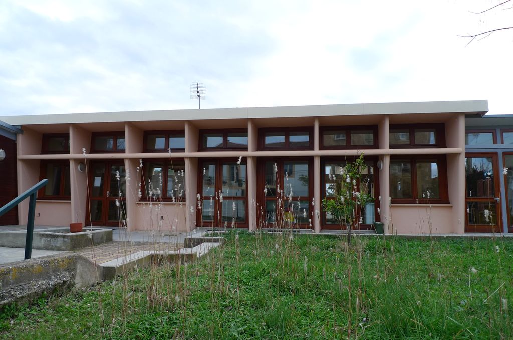 Logements des instituteurs, transformé en bureaux.