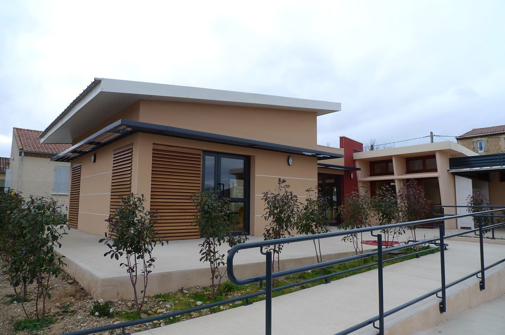 Bâtiment ajouté pour le restaurant scolaire.