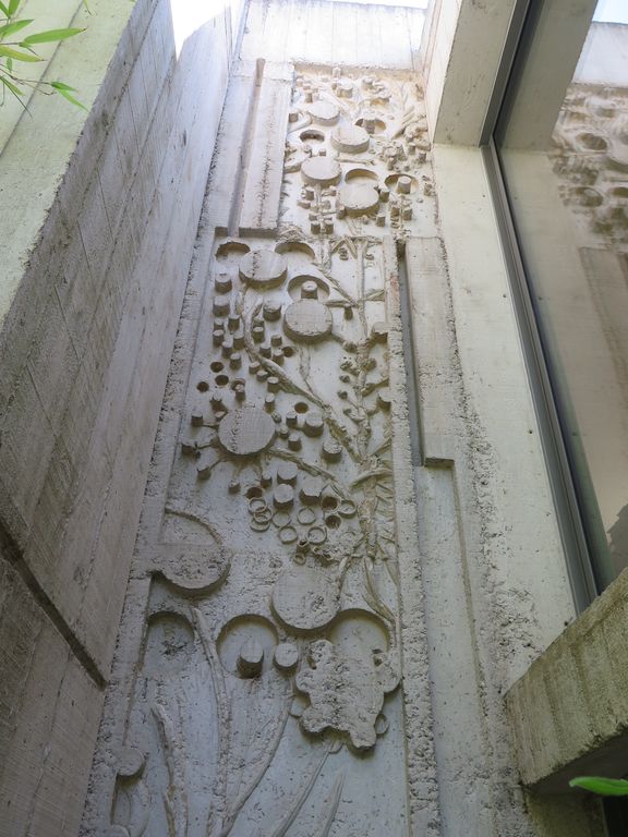 Entrée, décor en béton moulé. Détail.