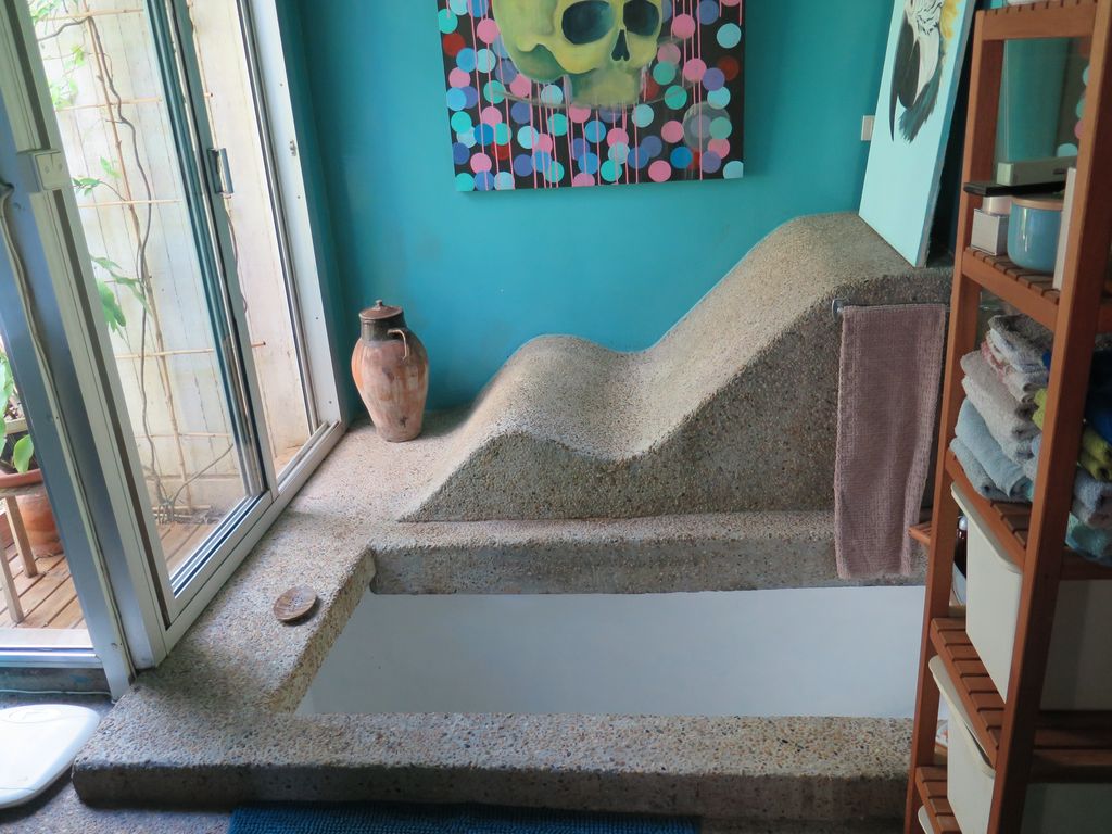 Salle de bain avec méridienne en béton désactivé inspirée de celle de la villa Savoye.