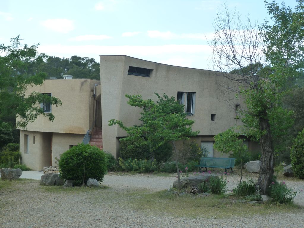 Bâtiment de l’hôtellerie, composé de deux demi sphères décalées en plan, ménageant entre elles un vide, traité comme une faille.