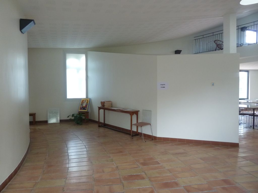 1er étage. Hall desservant la chapelle à gauche, et une salle à manger à droite.