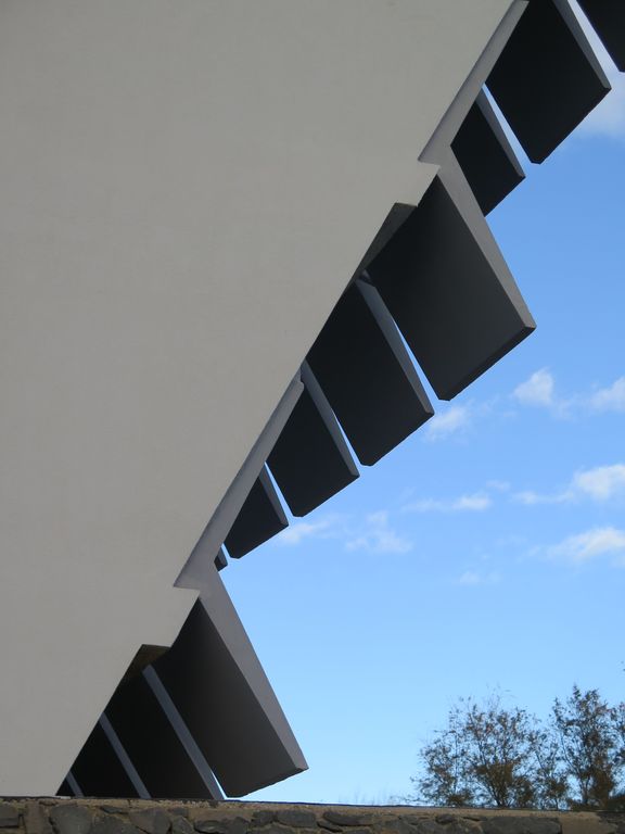 Extrémité sud-est de la résidence. Détail des débords des voiles de béton protégeant les coursives.