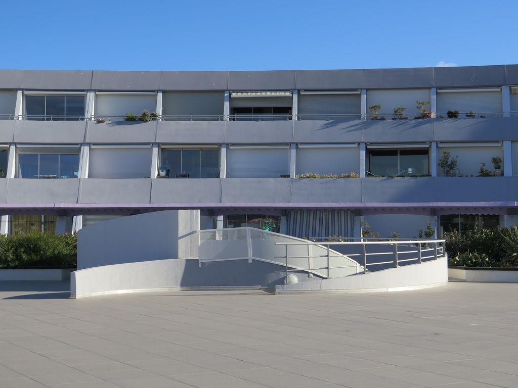 1er étage. Jardin suspendu. Escalier circulaire montant depuis la galerie commerciale.