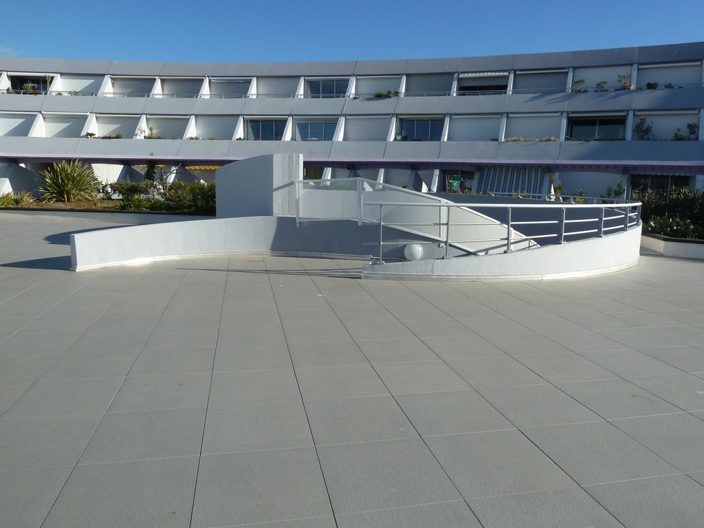 1er étage. Jardin suspendu. Escalier circulaire montant depuis la galerie commerciale.