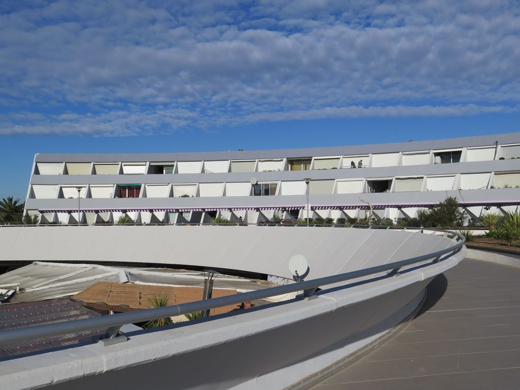 Vue de la partie nord-ouest de l’amphithéâtre avec le patio en dessous.