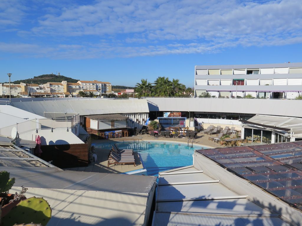 1er étage. Jardin suspendu. Vue sur le patio du rez-de-chaussée, partiellement obturé par les protections solaires des commerces.