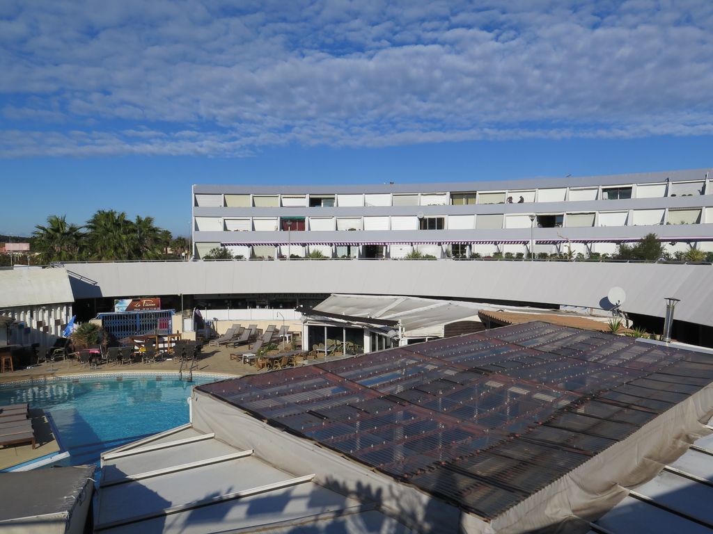 1er étage. Jardin suspendu. Vue sur le patio du rez-de-chaussée, partiellement obturé par les protections solaires des commerces.