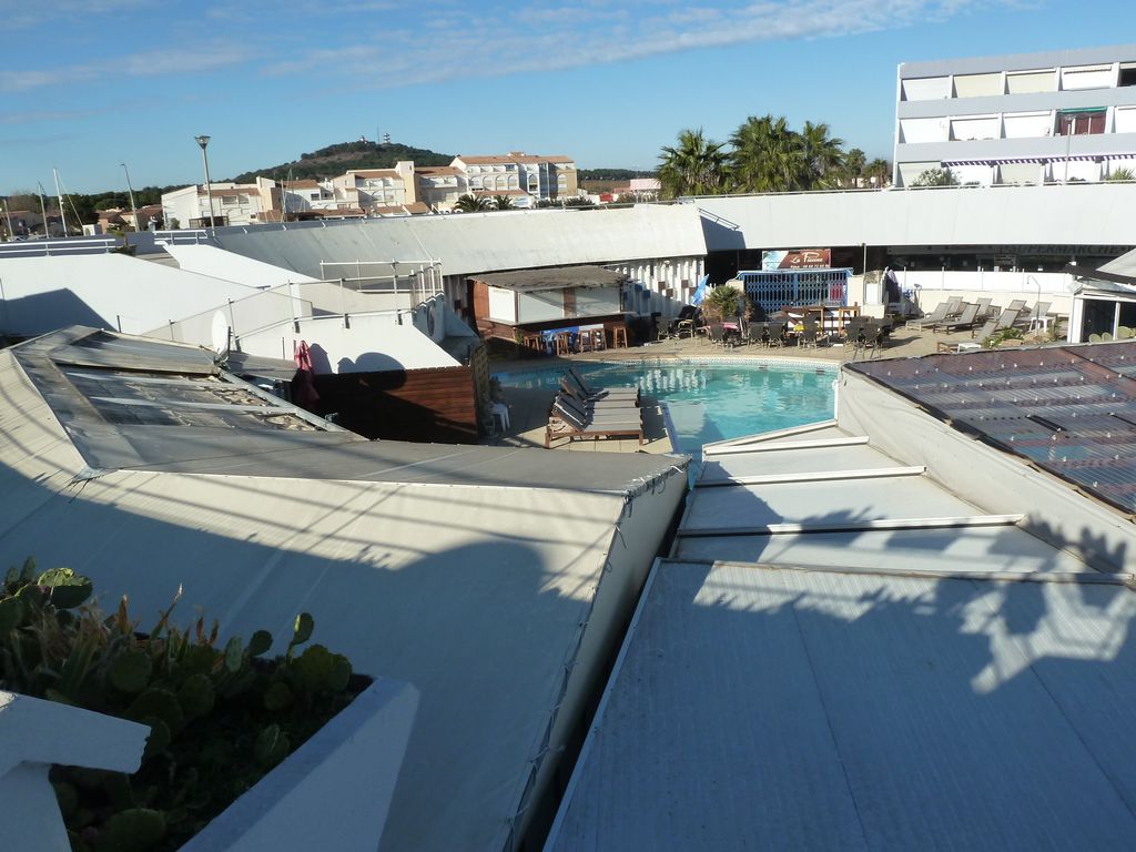 1er étage. Jardin suspendu. Vue sur le patio du rez-de-chaussée, partiellement obturé par les protections solaires des commerces.