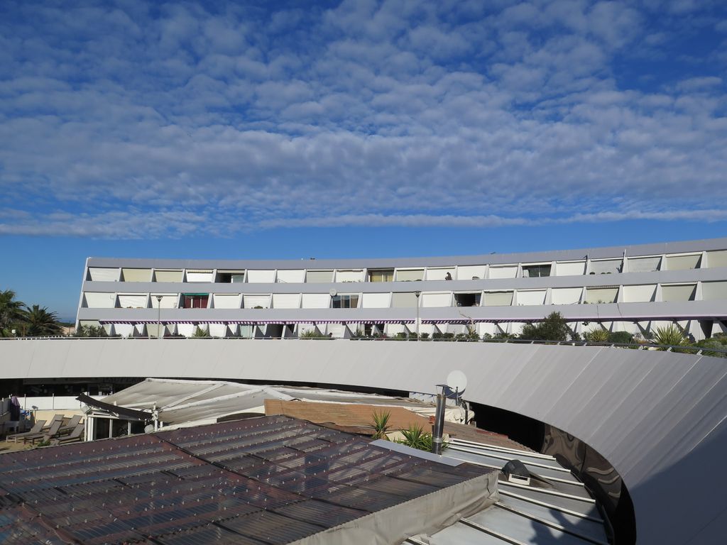 1er étage. Jardin suspendu. Vue sur le patio du rez-de-chaussée, partiellement obturé par les protections solaires des commerces.