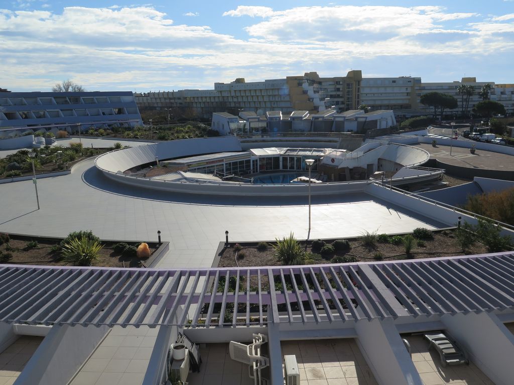 1er étage. Appartements. Vue d’ensemble de l’amphithéâtre vers le restaurant panoramique et le patio de la piscine.