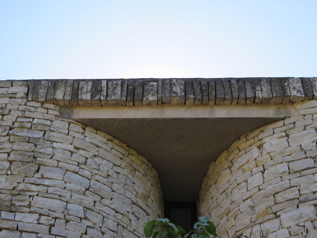 Façade nord presque aveugle avec un jour vertical traité comme une meurtrière.