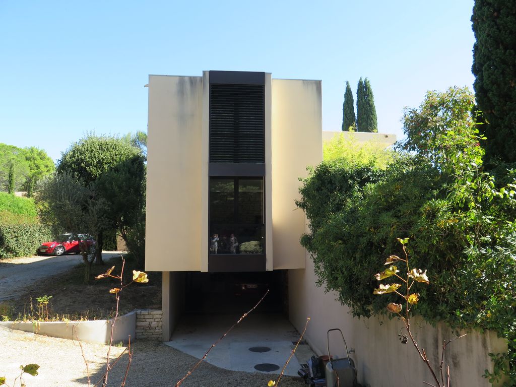 La villa a été agrandie, sous le contrôle de Guy Grégori. Au sud, un bloc en béton de même hauteur que la maison, utilisant le mur extérieur en pièce sèche comme mur intérieur.