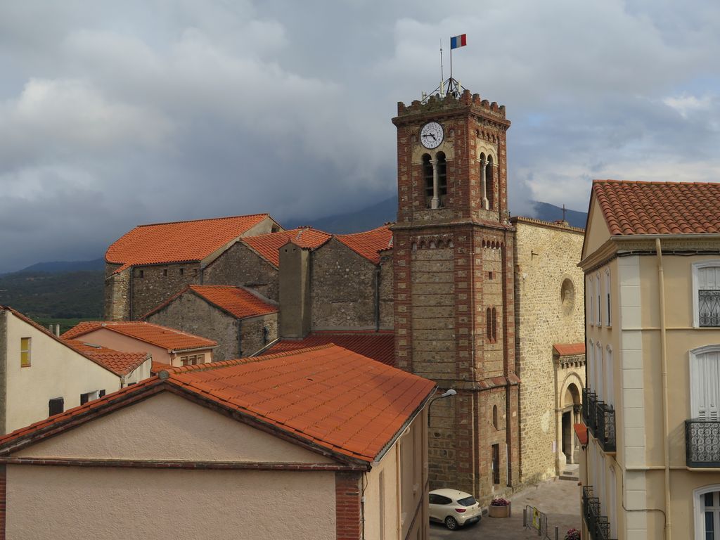 L’église, côté nord, vue depuis le toit de la Maison de l'Eau et de la Méditerranée.