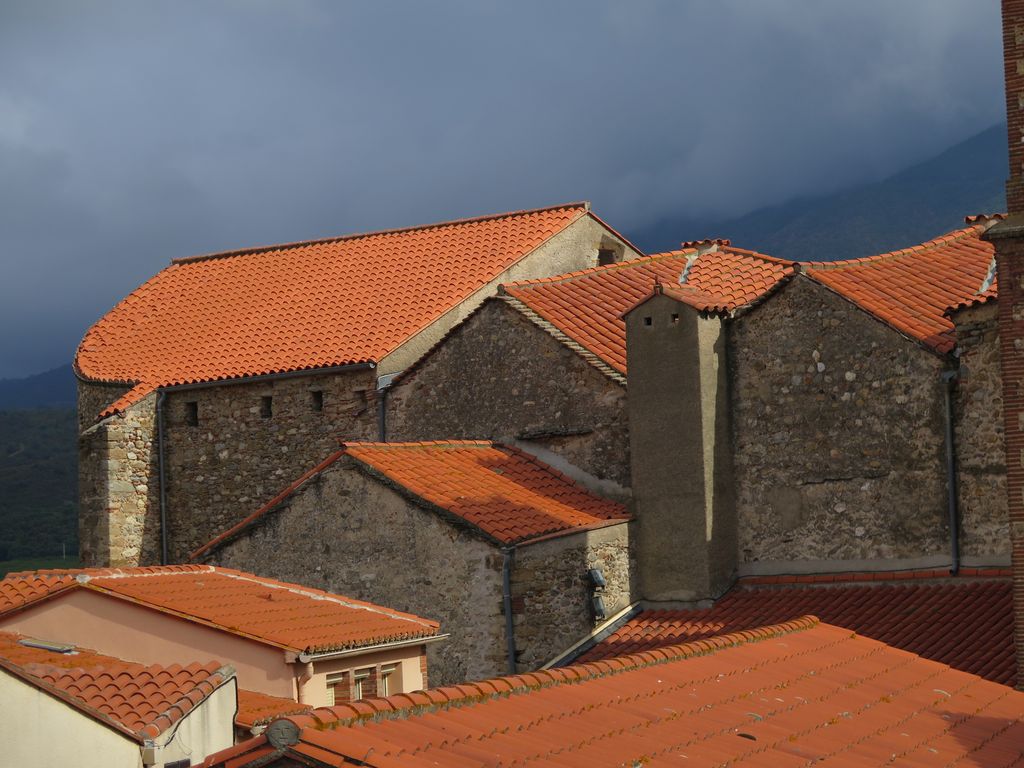 Toiture de l’église, côté nord, vue depuis le toit de la Maison de l'Eau et de la Méditerranée.