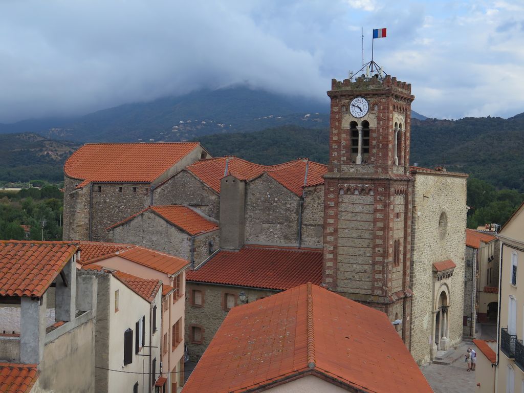 L’église, côté nord, vue depuis le toit de la Maison de l'Eau et de la Méditerranée.