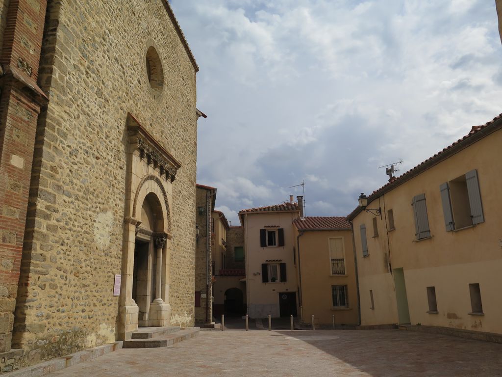 Parvis de l’église, appelé parvis du maître de Cabestany, inauguré en 2011.