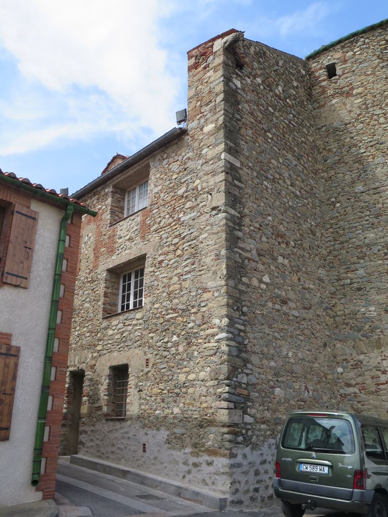 Contre le mur sud du choeur, un logement remplit l’espace entre la chapelle sud et le contrefort du chevet.