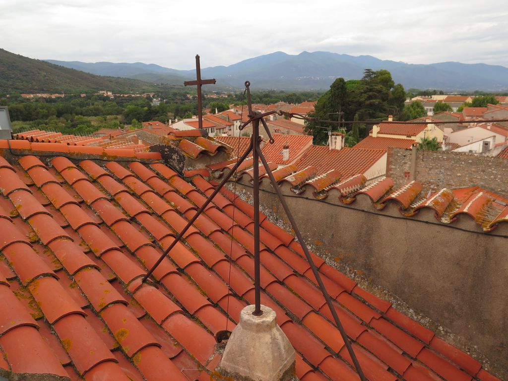 Toiture de la nef contre le mur de la façade occidentale. Vue vers l’ouest.