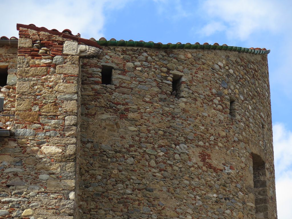 Chevet vu du sud. Parties hautes avec vestiges de fortification.