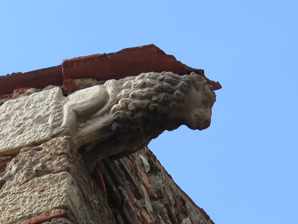 Chevet côté sud. Gargouille, lion à crinière ondulée.