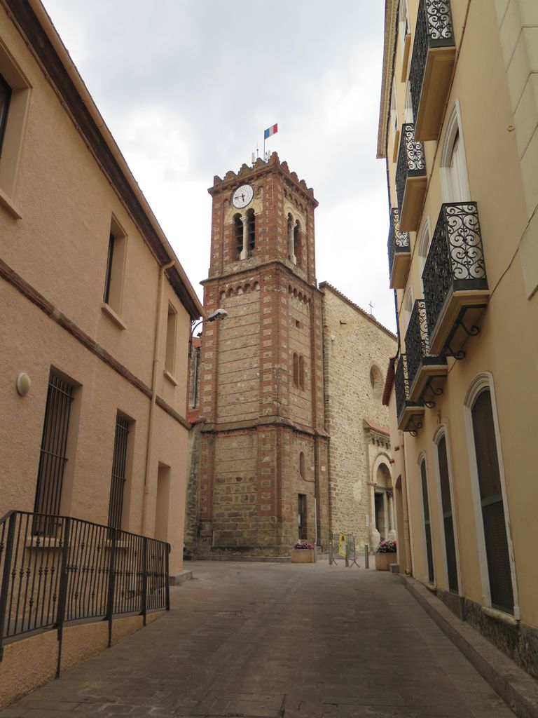 Rue d’accès à la place du parvis depuis le nord.