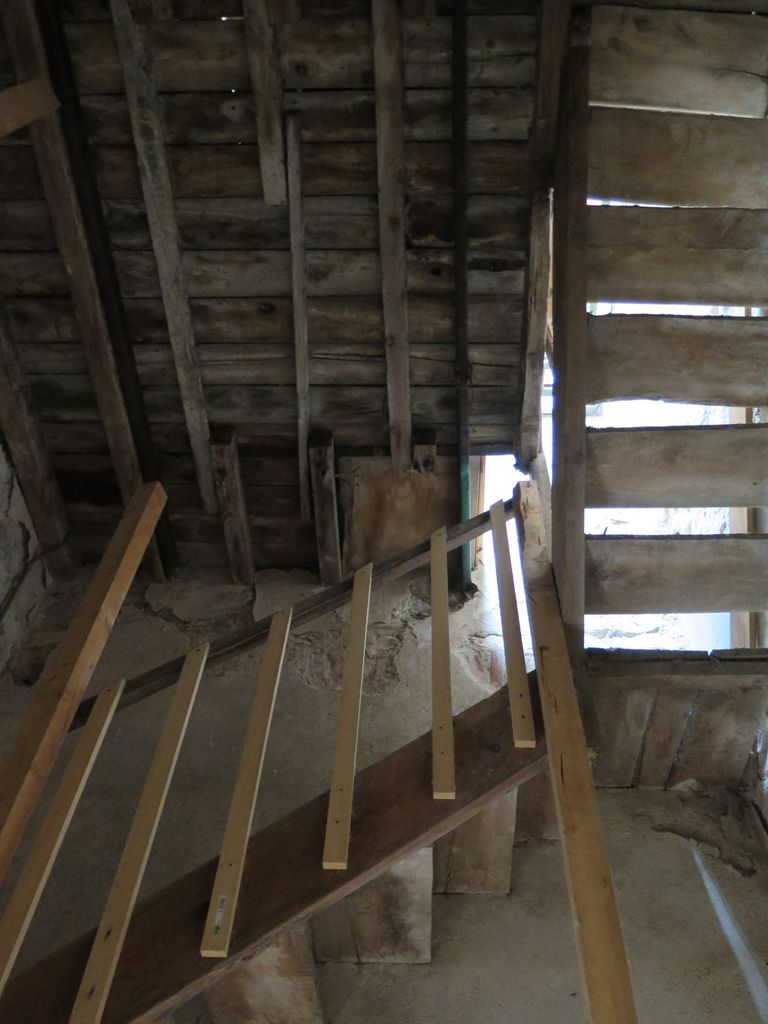 Clocher. Escalier intérieur en bois.