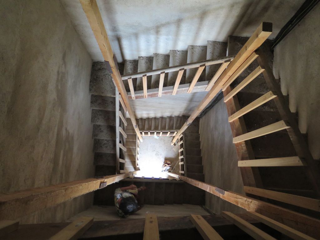 Clocher. Escalier intérieur en bois.