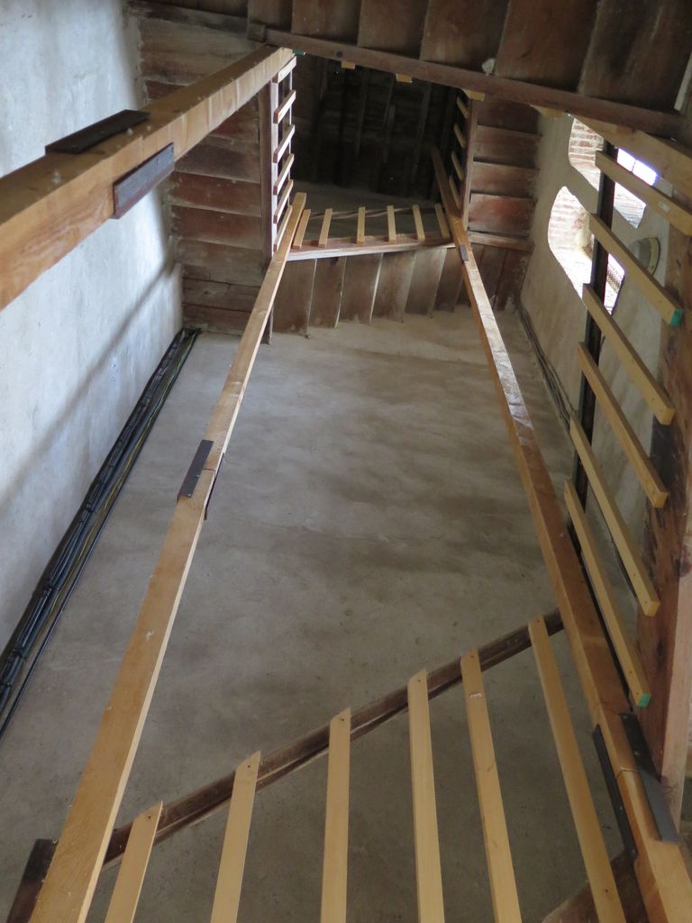 Clocher. Escalier intérieur en bois.