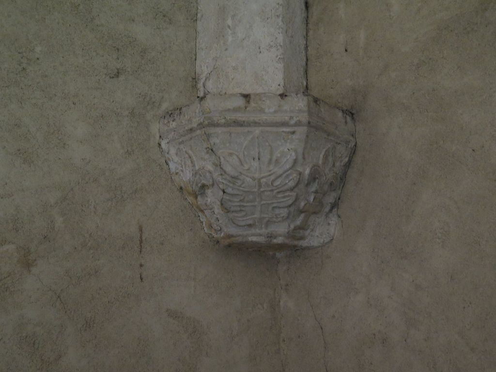 Tribune. Angle sud-ouest. Chapiteau sculpté : feuille de chêne et fleurs de lys.