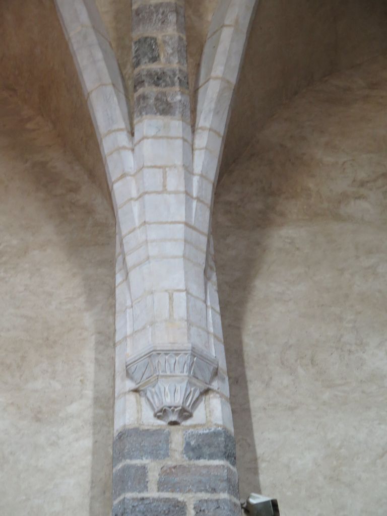 Voûte de la nef, mur nord. Culot sculpté portant les armes d’Aragon.