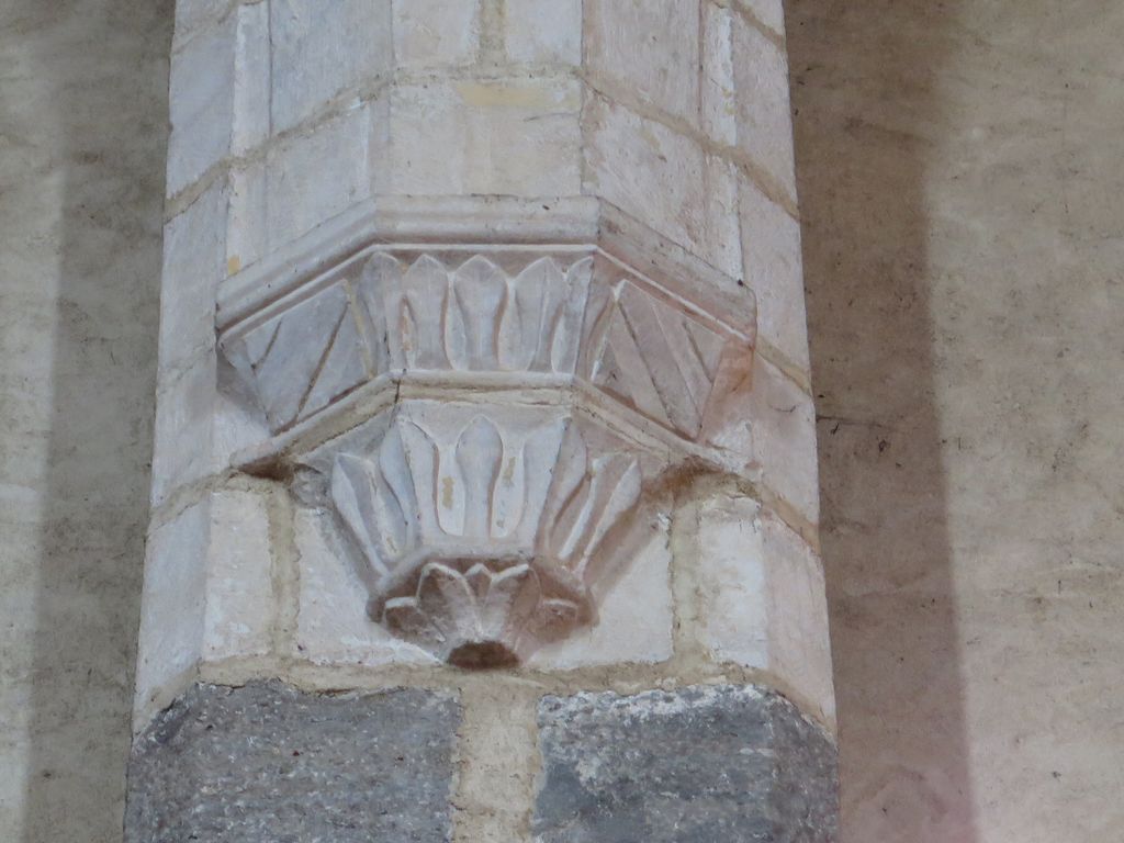 Voûte de la nef, mur nord. Culot sculpté portant les armes d’Aragon.