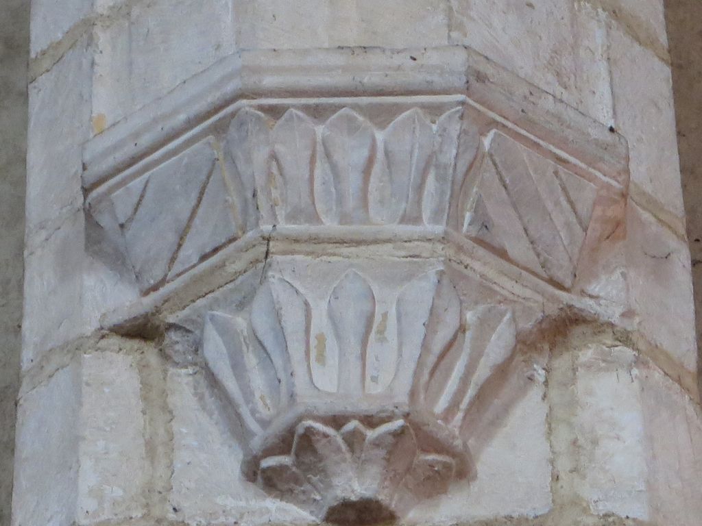 Voûte de la nef, mur nord. Culot sculpté portant les armes d’Aragon.