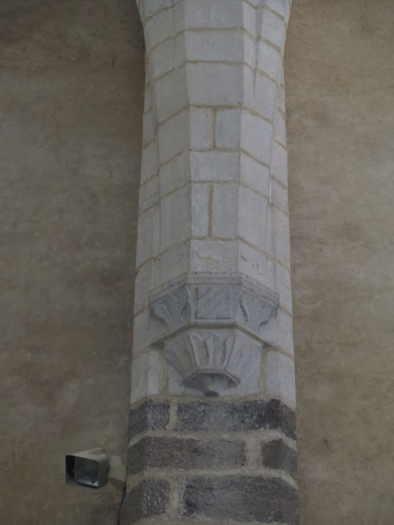 Voûte de la nef, mur nord. Culot sculpté portant les armes d’Aragon.