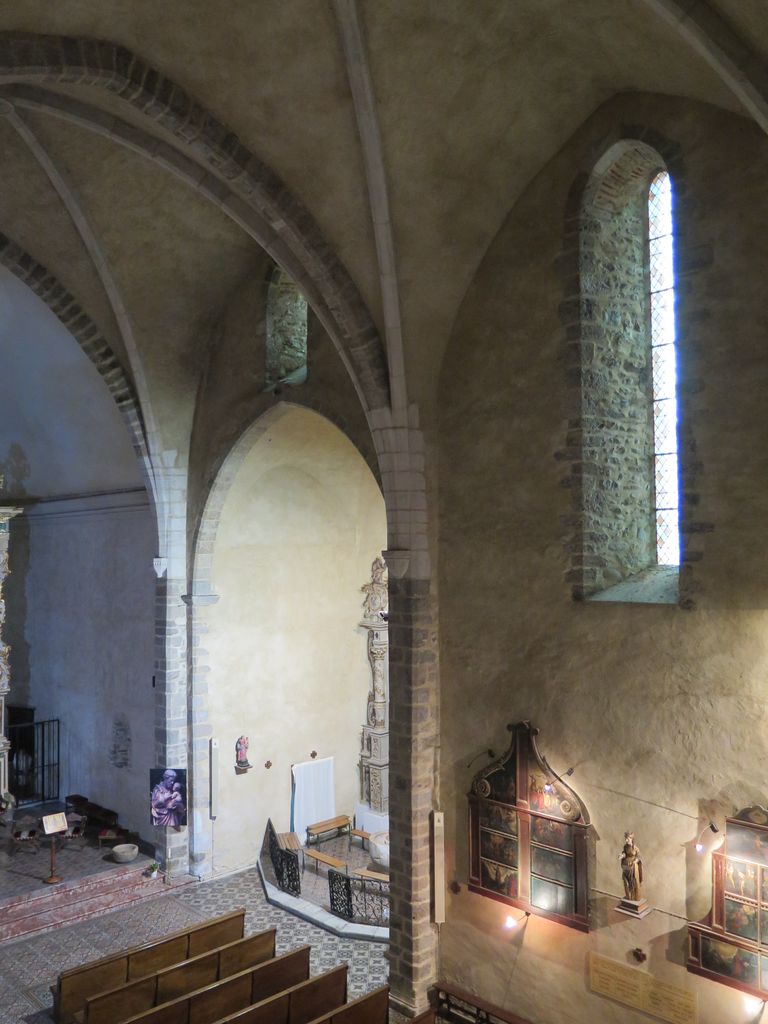 Mur sud de la nef et chapelle sud depuis la tribune.