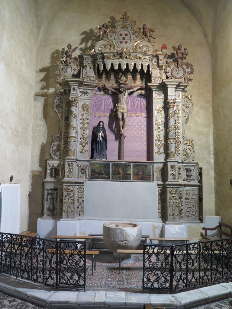 Chapelle sud, de la Sainte-Croix ou de la Sanch. Fonds baptismaux romans en marbre de Céret.