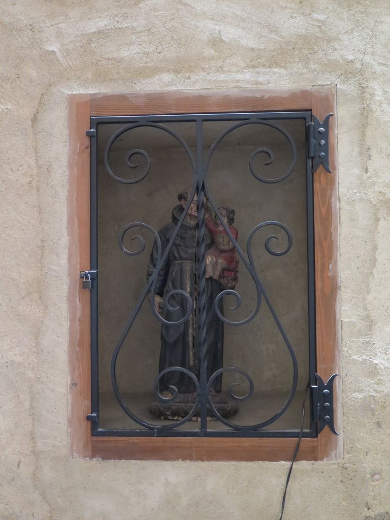 Chapelle sud, de la Sainte-Croix ou de la Sanch. Niche Saint Joseph.