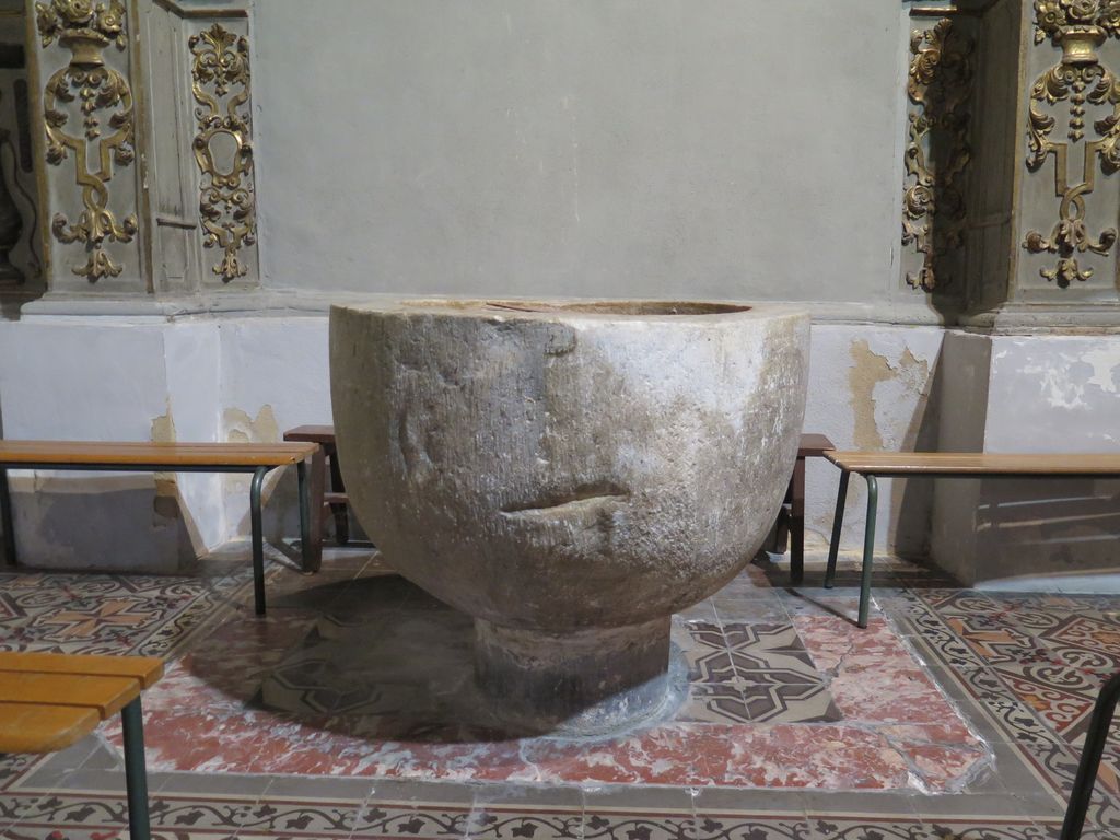 Chapelle sud, de la Sainte-Croix ou de la Sanch. Fonds baptismaux romans en marbre de Céret.