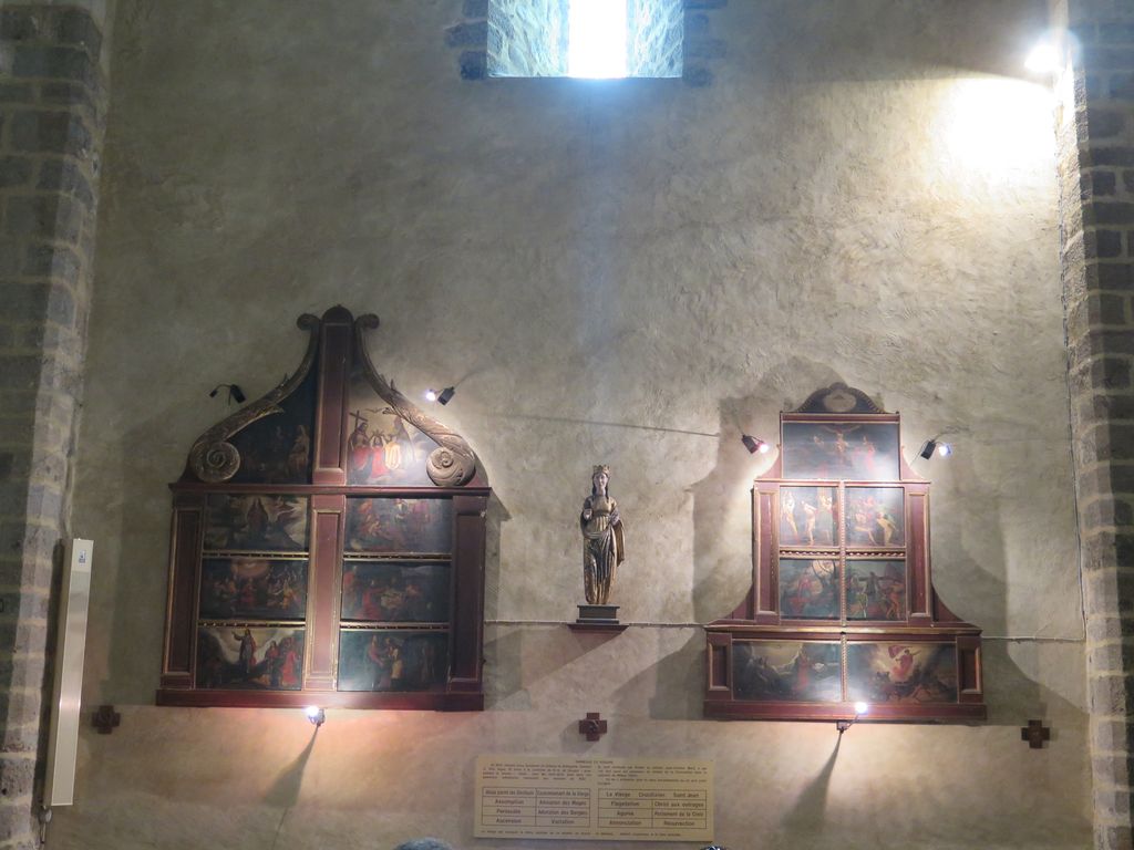 Mur sud de la nef. Eléments d’un retable du Rosaire peint vers 1620, attribué à Jean Antoine Marti (classé MH 22/07/1977) sa présentation actuelle dans deux encadrements distincts, de 8 et 7 panneaux peints, date du XIXe.