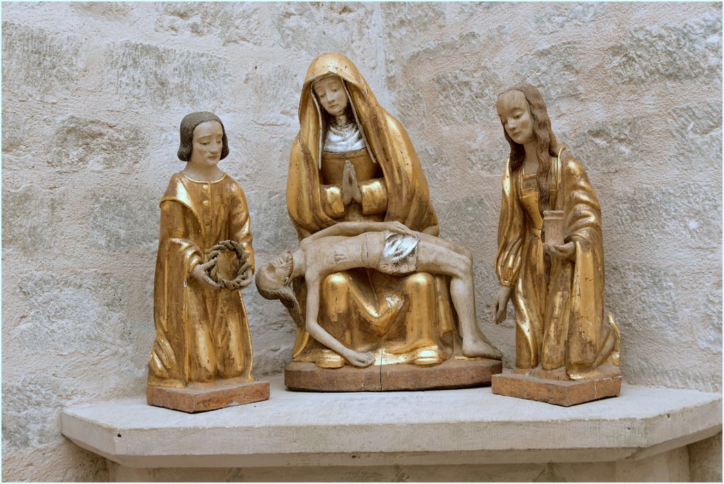 Groupe sculpté : Vierge de Pitié avec saint Jean et sainte Madeleine