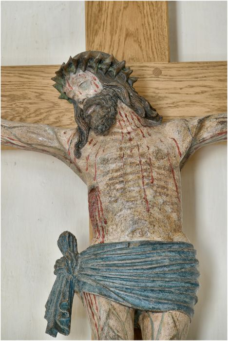 statue : Christ en croix, vue partielle