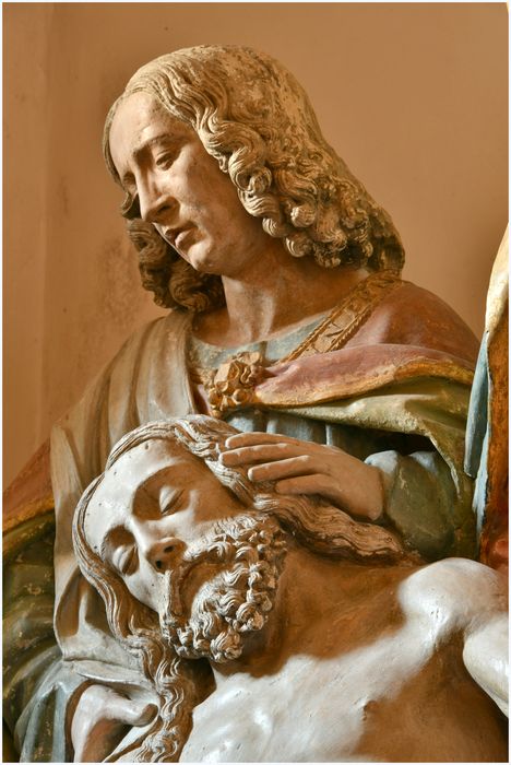 groupe sculpté : Vierge de Pitié, vue partielle