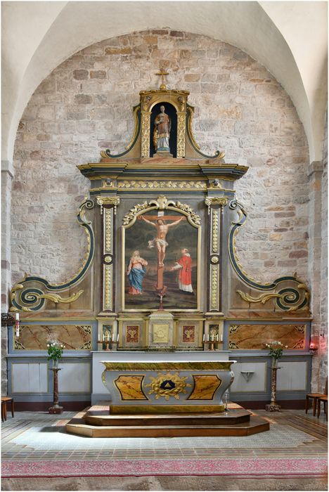 Autel (maître-autel), tabernacle, retable et tableau : Christ en croix entre la Vierge et saint Vincent