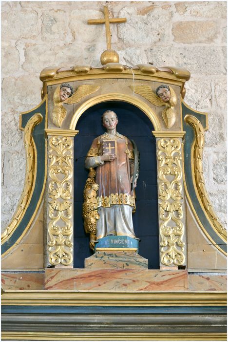 Autel (maître-autel), tabernacle, retable. Statue : saint Vincent